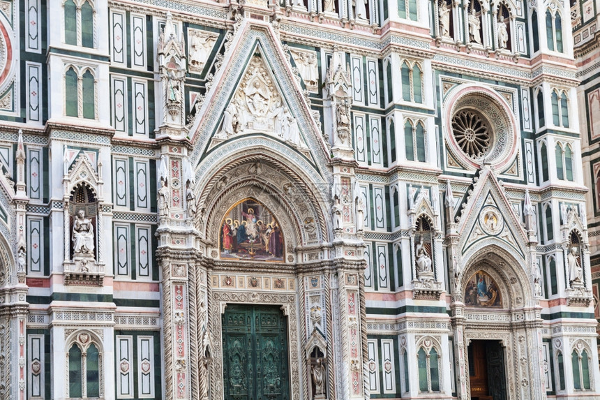 前往意大利佛罗伦萨市圣玛丽亚德尔菲奥雷迪莫大教堂的装饰外墙图片
