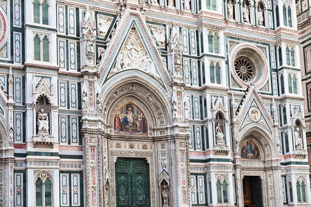前往意大利佛罗伦萨市圣玛丽亚德尔菲奥雷迪莫大教堂的装饰外墙背景图片