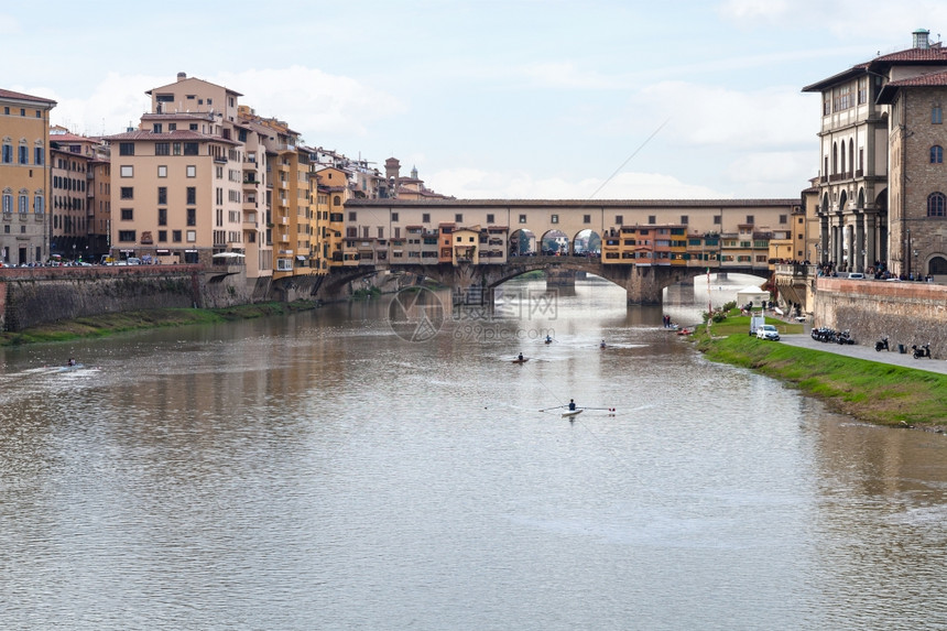 前往意大利的旅行佛罗伦萨市Arno河上空的PonteVecchio老桥的视图自闭山傍晚图片