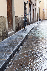前往意大利佛罗伦萨市下秋雨时潮湿街道图片