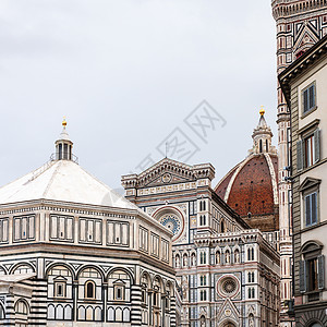 前往意大利的旅行秋天雨季佛罗伦萨浸礼会和杜罗莫大教堂的圆顶背景图片