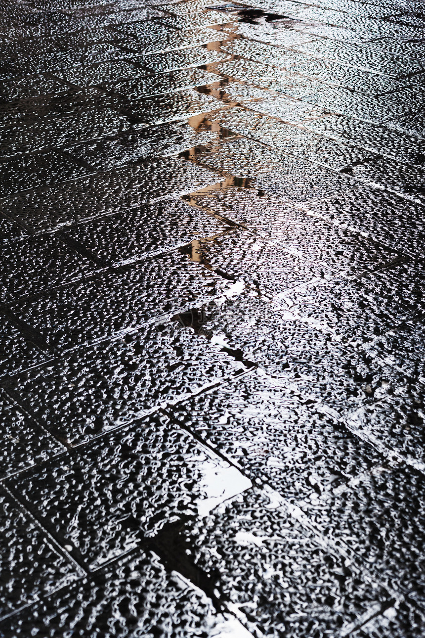 前往意大利雨后在巴杰罗宫附近的圣弗伦泽广场piazzasonpiazzaSanFirenze上湿滑的黑石路面图片