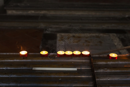 教堂内几处烧燃的纪念蜡烛图片