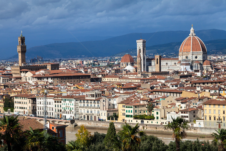 前往意大利佛罗伦萨市与来自米开朗基洛广场的Duomo和PalazzoVecchio的天线图片