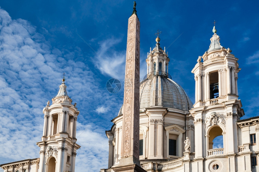 前往意大利埃及方尖碑和罗马市Navonain广场上的圣艾格涅教堂图片