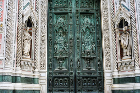 前往意大利的旅行冬季寒日佛罗伦萨市圣玛丽亚德尔菲奥罗多杜莫大教堂关闭门背景图片