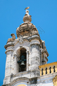 前往葡萄牙阿尔加维法罗市伊格里亚多卡莫教堂钟楼上的鹳图片