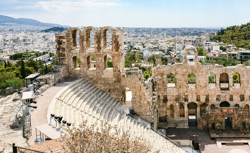 前往希腊奥克罗波利斯和雅典市HerodesAtticus石剧院Odeon背景图片