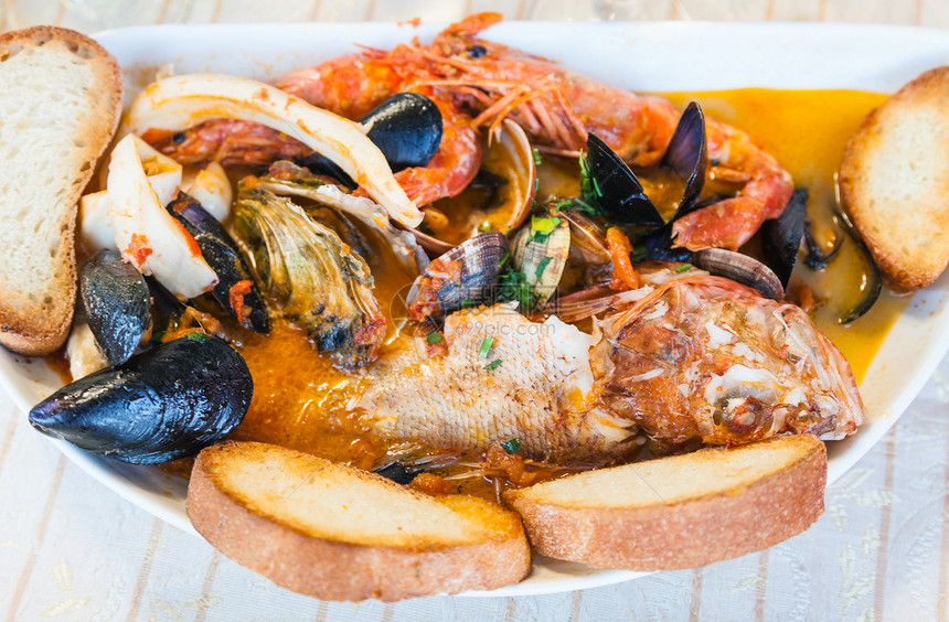 典型的意大利菜西里餐馆食用鱼汤和海产品的碗顶端视图图片