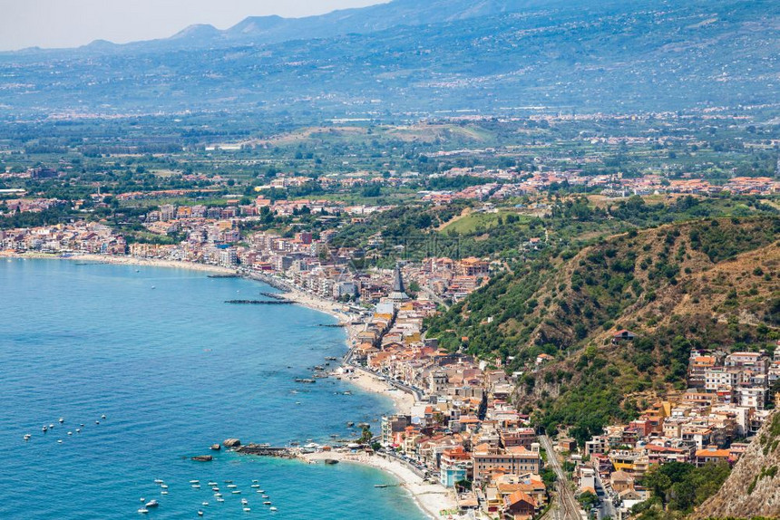 前往意大利西里夏日从托米纳市的爱奥尼亚海滩的GiardiniNaxos镇图片