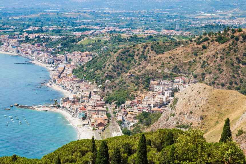 前往意大利西里夏日从陶尔米纳市来到伊奥尼亚海岸的GiardiniNaxos镇图片