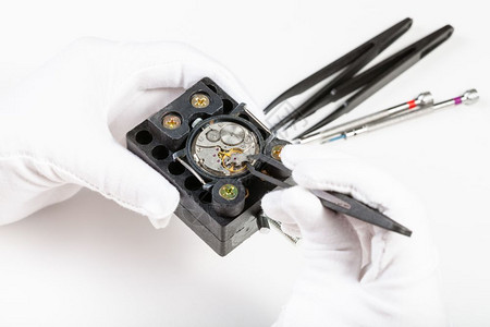 手表制工场用白色背景的tweezers修理机械手表图片