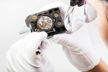 手表用螺丝起子修理旧机械手表图片