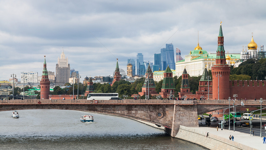 莫斯科市风景与克里姆林宫秋天从莫斯科市Zaryadye公园浮桥图片