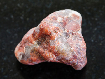 天然矿物岩标本暗花岗岩底佩格马蒂石块碎片图片