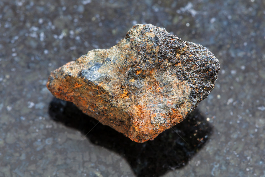 天然矿物岩石标本的大型深花岗岩底的Psilomelane锰矿石头图片