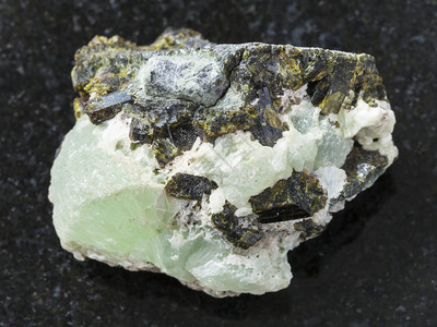 天然矿物石标本暗花岗岩底的白尖石宝上Epidote晶体图片