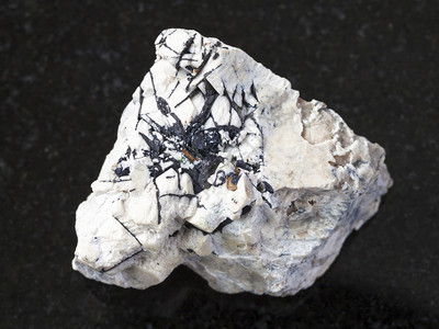 自然矿物岩石标本的大型俄罗斯科拉半岛基比尼山脉深花岗岩背景的原石上伊尔梅尼黑晶石背景图片