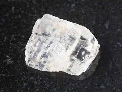 巴西阿拉瓜亚矿山深花岗岩背景上的Petetalite宝石结晶粗图片