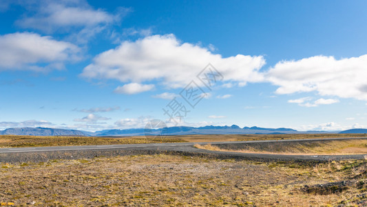 古昭公路前往冰岛阳光明媚的清晨冰岛风景中的丁瓦拉勒韦古尔乡村公路背景