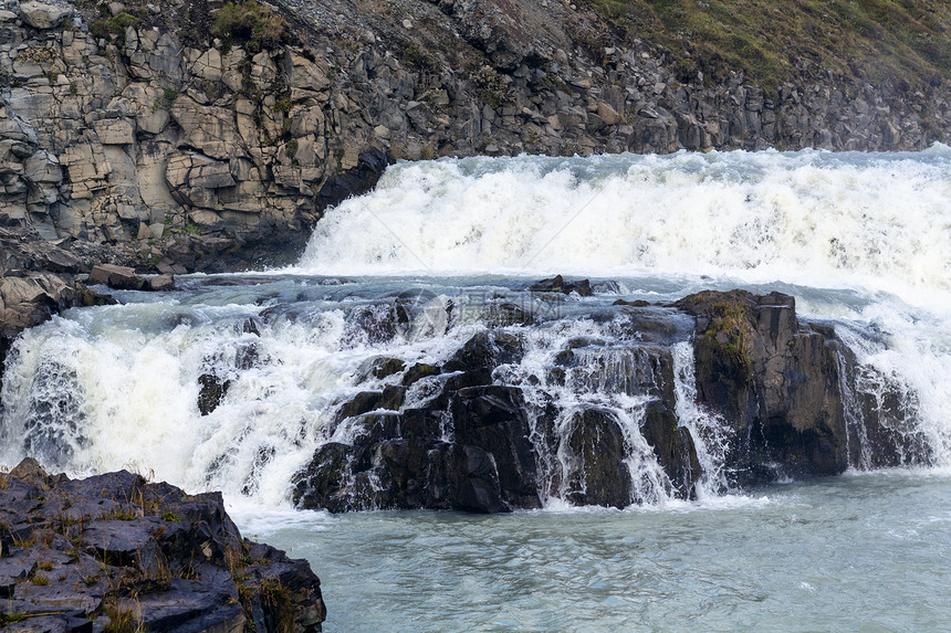 前往冰岛秋天Gullfos瀑布的快速水流上图片