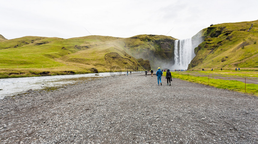 冰岛之旅九月人们步行前往卡特拉地质公园的斯科加福斯瀑布图片