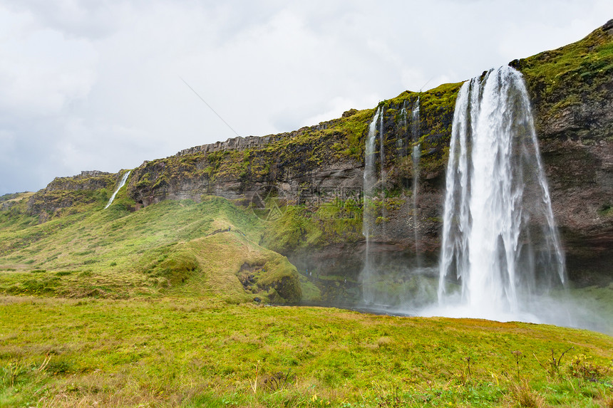 去冰岛旅游秋天在冰岛大西洋南海岸的卡特拉地质公园欣赏塞尔贾兰德河的塞尔贾兰德瀑布图片