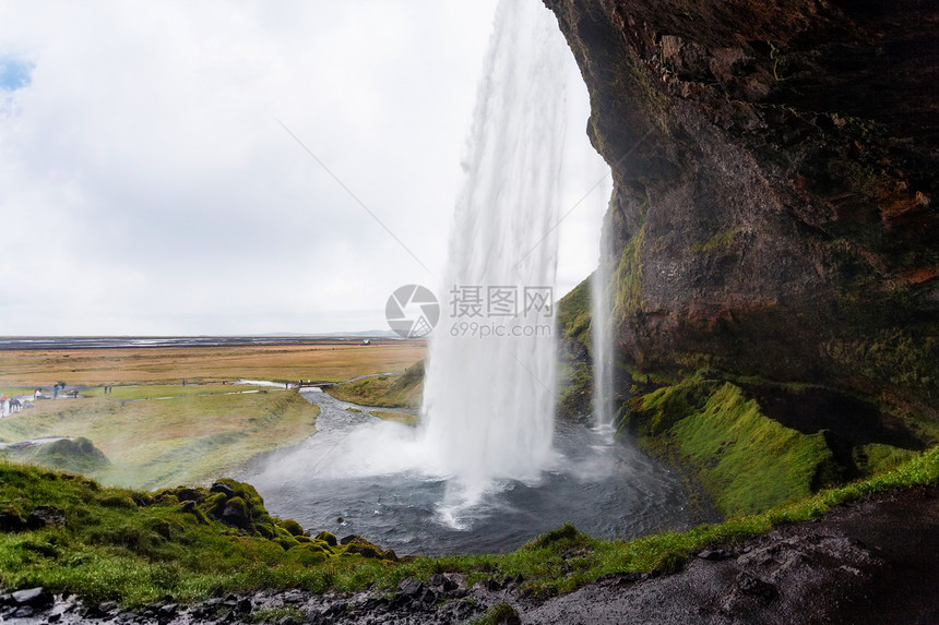 去冰岛旅游九月在冰岛大西洋南岸卡特拉地质公园塞尔贾兰德瀑布周围的湿路图片