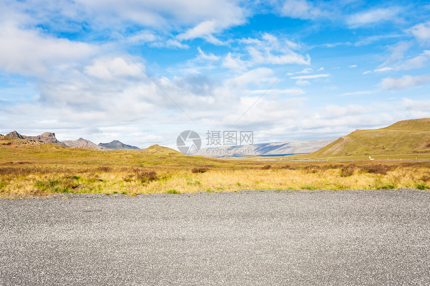 前往冰岛南半雷克贾内斯卡吉雷克雅内斯半岛地热区Krysuvik位于塞普提尔的Sudurstrstrandarvegur公路附近山图片