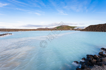前往冰岛秋晚在温泉度假胜地外格里达维克熔岩场蓝湖地热背景图片