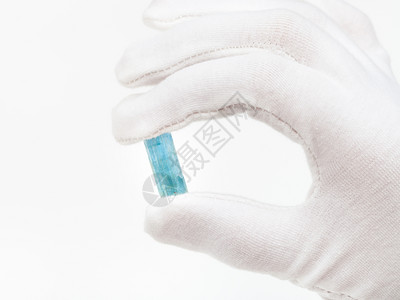 白手套上的指有水晶紧贴在白色背景上高清图片