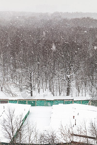 莫斯科市Timiryazevskiy公园大雪车库和树木图片