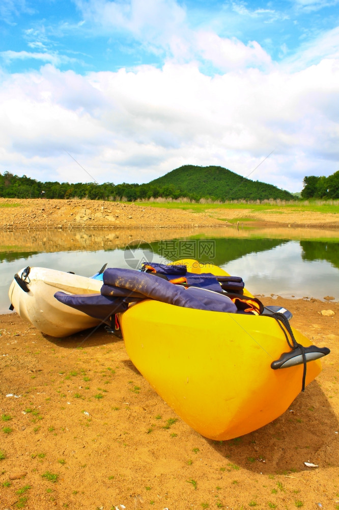 皮艇独木舟在湖边的水上在湖坝开恩Krachan泰国图片