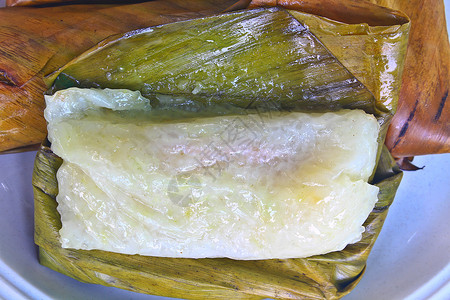 泰国式甜点用香蕉和大米制成用香蕉叶包图片