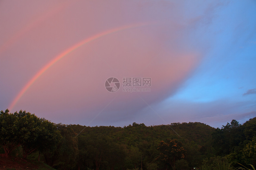 晚上下雨后在山彩虹图片