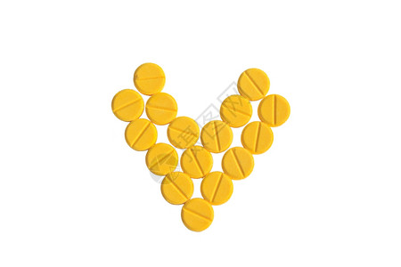 四川黄心油桃白色背景的黄药心脏形状设计图片