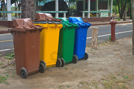 垃圾入箱公园中不同多彩的回收箱背景