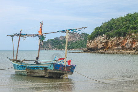 夏天在沙滩上钓渔船图片