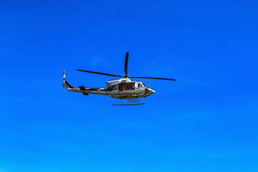 直升机在蓝天背景下飞行图片