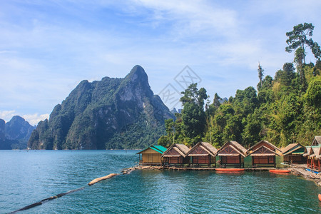 小屋在湖在泰国南部KhaoSok公园山区和湖泊的漂浮住房木筏背景