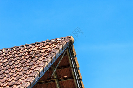 蓝色天空上的屋顶瓷砖图案图片
