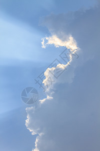 阳光和达克不祥的云图片
