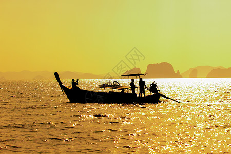 泰国安达曼海边日出的长尾船图片