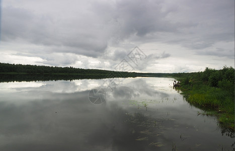 暴风雨前的河背景图片