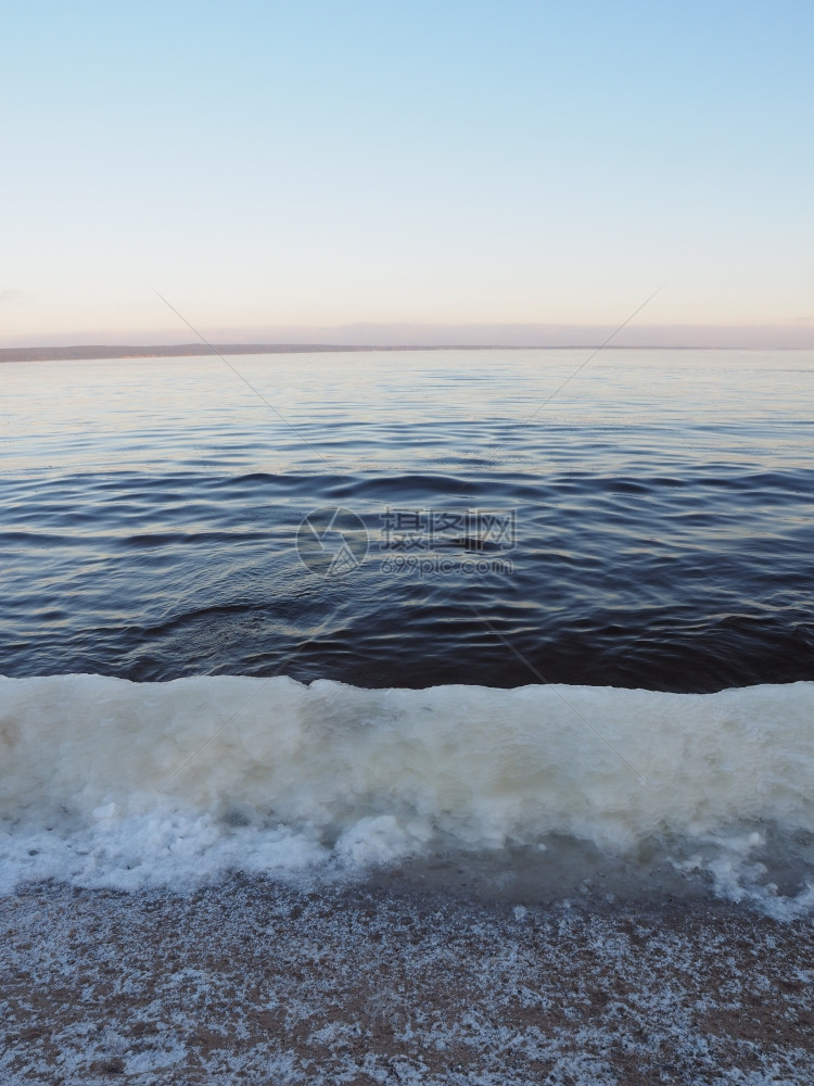 冰在湖边图片