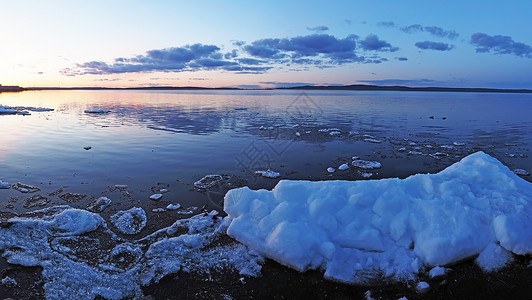 春天湖边的冰面全景图片