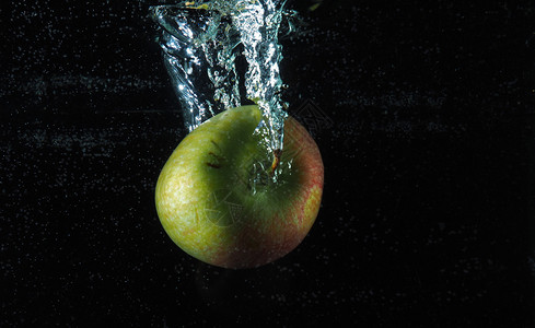 水中美味的苹果图片