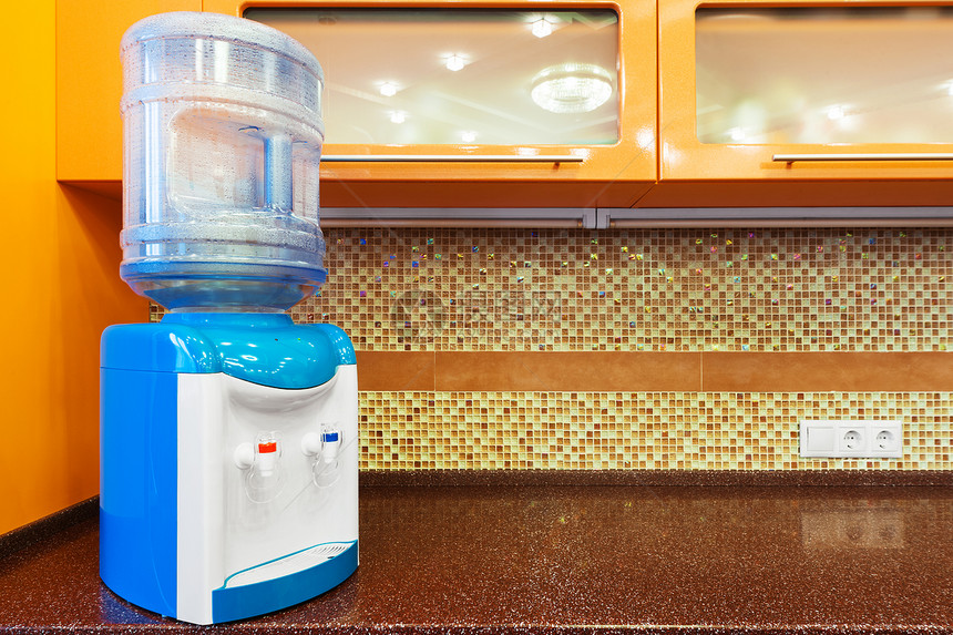 现代厨房的水冷器图片