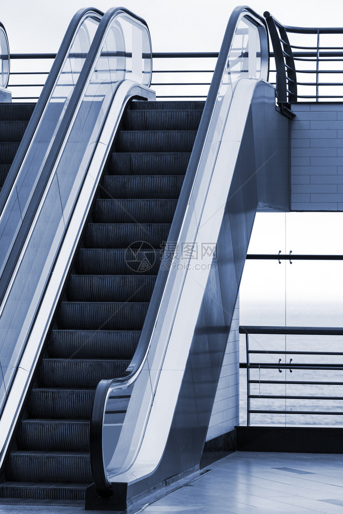 现代建筑中的新扶梯图片