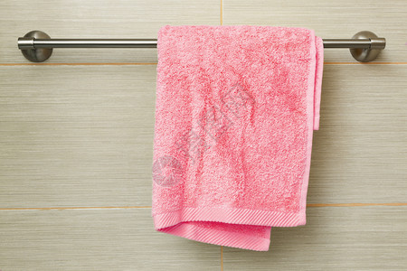 浴室墙上的黄毛巾图片
